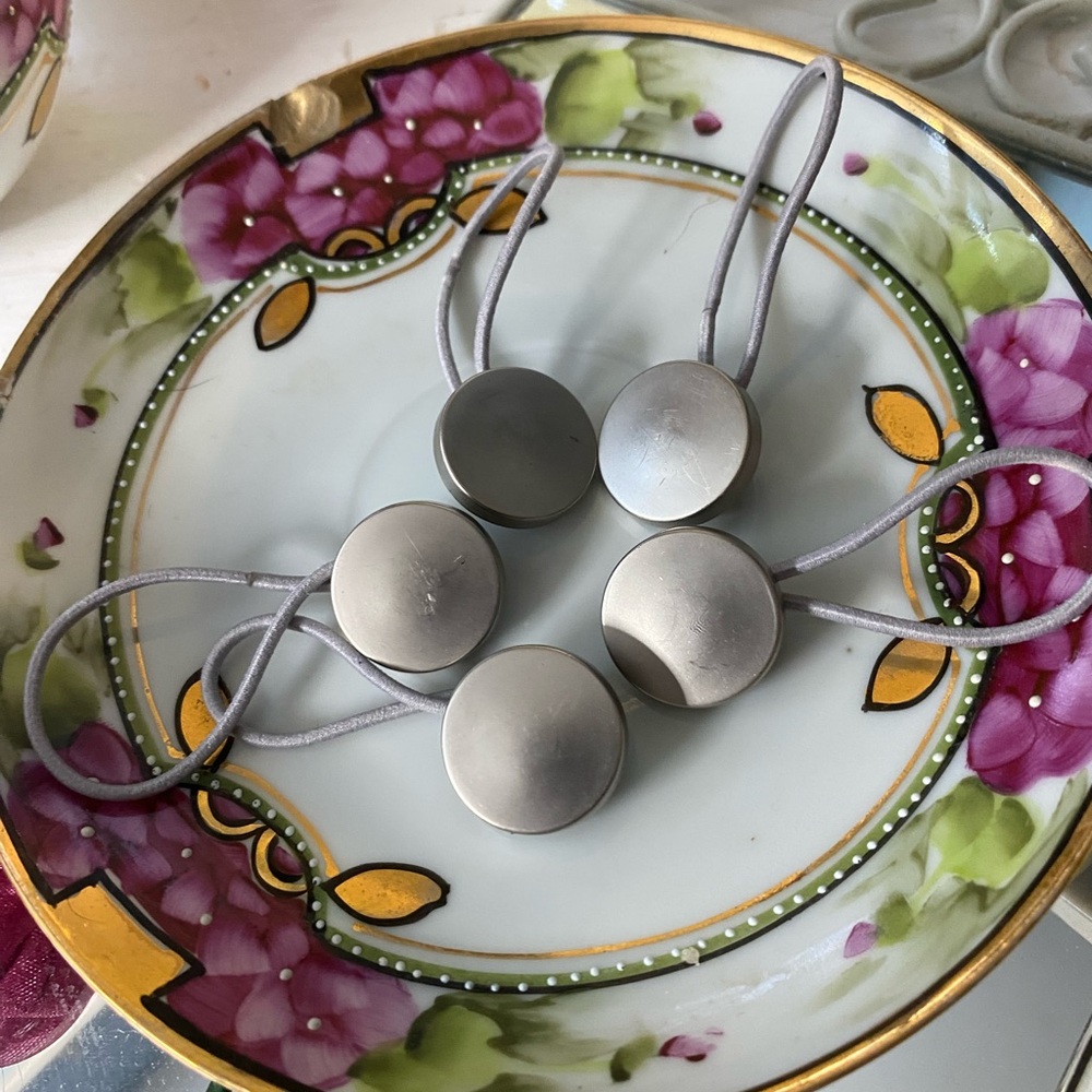 Kreativekristen upcycled vintage buttons hair ties in brushed silver hair bow